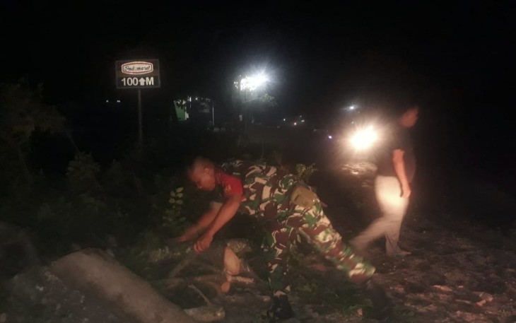 Curah hujan yang cukup tinggi serta angin kencang mengakibatkan sebuah pohon besar tumbang melintang ke Jalan raya di Jl. Supriyadi, Desa Kandangan, Kec. Ngawi Kab. Ngawi, Kamis (07/03/2024)
