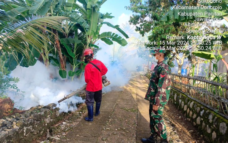 Babinsa Koramil 0801/11 Donorojo Bersama Dinkes Pacitan Lakukan Fogging