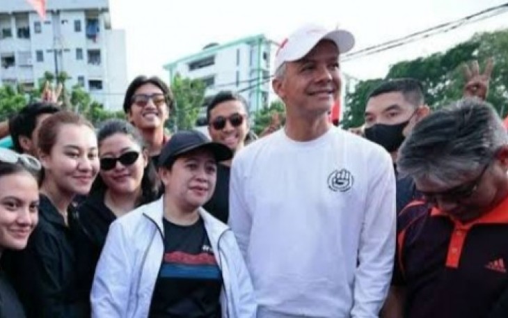 Calon Presiden (Capres) nomor urut 3, Ganjar Pranowo menyapa pendukungnya sambil jalan sehat di kawasan Pluit, Penjaringan, Jakarta Utara, Sabtu (3/2/2024).