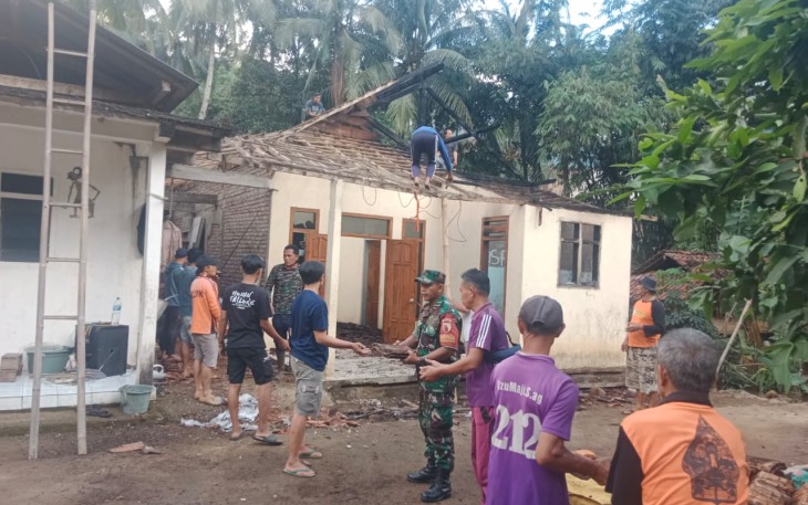 Babinsa dan Warga Bersatu Bersihkan Rumah Terbakar di Munjungan