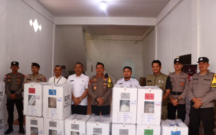 Pamatwil Kombespol Dr. Rudi Cahya Kurniawan.,SH.,M.Si.,MH.,M.Kn bersama Ketua Tim Wasops Kombespol  Eko Budhi Purwono, S.I.K melakukan pengecekan kesiapan  Polres Natuna dalam pelaksanaan pengamanan Pemilu 2024