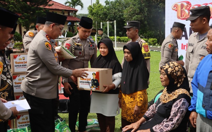 Kapolda Bengkulu Irjen Pol Drs Armed Wijaya, M.H Bagikan Bansos di Kepahiang