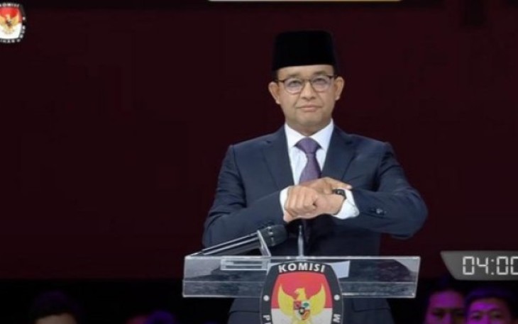 Calon presiden nomor urut 1 Anies Baswedan di debat capres pamungkas di Jakarta, Minggu (04/02) malam.