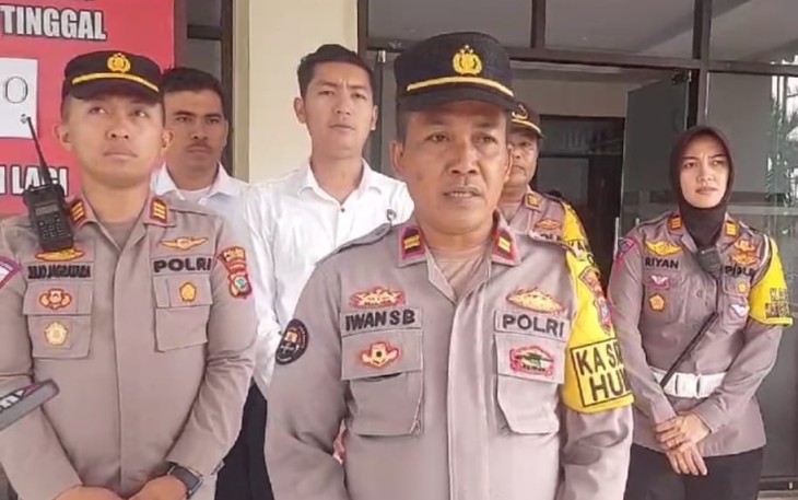 Kasi Humas Polres Bitung, Iptu Iwan Setiyabudi,S.Sos saat dengan di dampingi sejumlah PJU Polres Bitung saat memberikan kata dukungan buat Kapolres Bitung AKBP Tommy Bambang Souissa, SIK kepada sejumlah wartawan