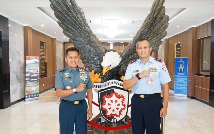 Pangkoops Udara I Marsda TNI Mohammad Nurdin dalam menerima kunjungan Pangkogabwilhan I Laksdya TNI Agus Hariadi M.Han., beserta rombongan di Ruang Bima Makoops Udara I. (Senin, 5/2/2024).