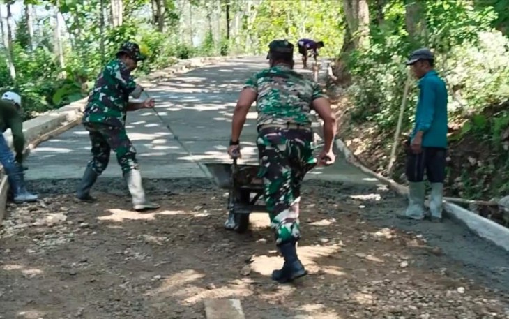 Melalui semangat gotong royong antara TNI dan masyarakat, pembangunan infrastruktur berupa rabat jalan sepanjang 500 meter yang berlokasi di Dusun Pagutan, Desa Sidomulyo, Kec. Ngadirojo, Kab. Pacitan berhasil diwujudkan, Selasa (16/01/2024)