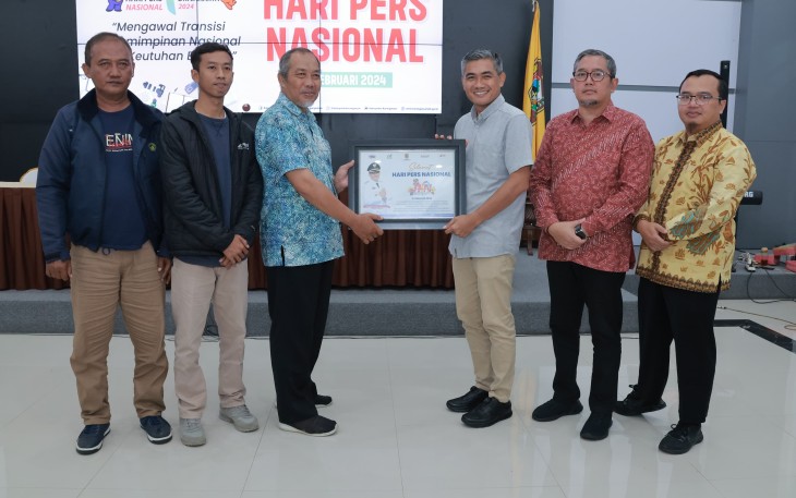 Pj Bupati Karanganyar Timotius Suryadi didampingi Plh Sekda Karanganyar Zulfikar Hadidh dan Kepala Diskominfo Karanganyar Isnan Nur Aziz saat menyerahkan piagam ucapan selamat HPN 2024 kepada perwakilan FJK, di Rumah Dinas Bupati Karanganyar, Senin (12/2/2024) malam