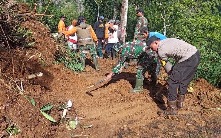 Koramil 07/Kare mengerahkan anggotanya untuk bersama-sama warga Desa dan instansi terkait melaksanakan kerja bakti dengan bergotong-royong membersihkan jalan yang tertutup material tanah longsor. Selasa (9/1/2024)