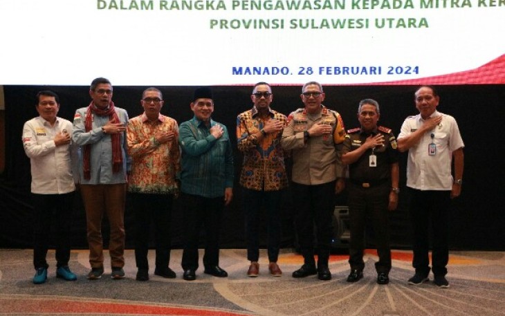 Foto bersama Komisi III DPR RI bersama Kapolda Sulut dan Forkopimda lainnya saat berkunjung di Sulawesi Utara