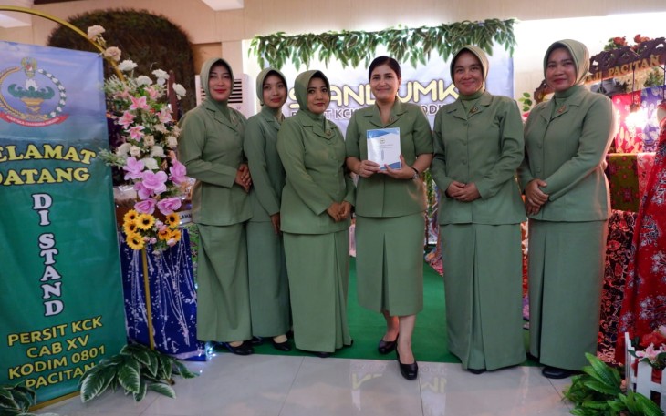Persit KCK Cabang XV Kodim 0801/Pacitan mengikuti Bazar murah yang diselenggarakan oleh Korem 081/DSJ, untuk memasarkan dan menggelar hasil produk UMKM yang menjadi unggulan Kab. Pacitan