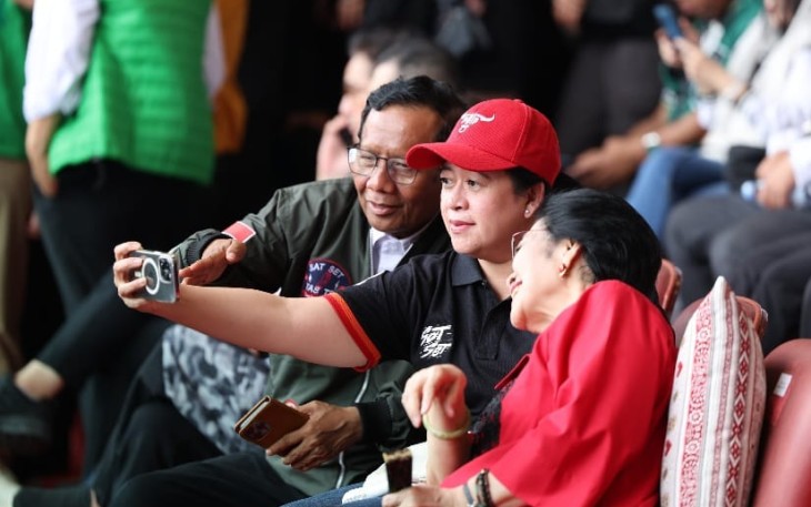 Puan saat berserfie dengan Megawati dan Mahfud MD