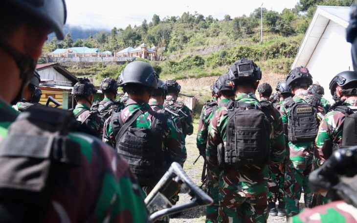 Satgas Pamtas Mobile Yonif 330 Tri Dharma bersama unsur Forkopimda Kabupaten Intan Jaya, Apkam TNI-Polri dan instansi terkait lainnya mengikuti Apel Pergeseran Pasukan Pengamanan Pemungutan Suara Pemilu 2024 di wilayah Intan Jaya yang dipimpin langsung oleh Kapolres Intan Jaya, AKBP Afrizal Asri bertempat di Mapolsek Intan Jaya, Selasa, (13/2/2024)