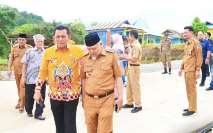 Gubernur Kepulauan Riau H. Ansar pada acara peresmian Pembangunan Jalan Letung-Kuala Maras di Kepulauan Anambas.