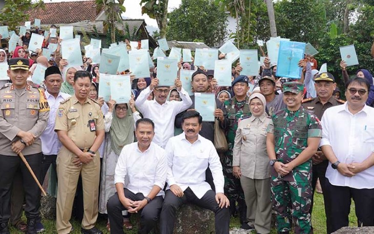 Menteri ATR/Kepala BPN , Hadi Tjahjanto saat menyerahkan 500 sertipikat tanah bagi masyarakat Desa Gunung Sari, Kecamatan Pamijahan, Kabupaten Bogor pada Senin (12/04/2024).