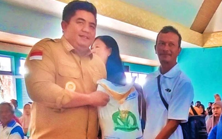 Bupati Bintan Roby Kurniawan SPWK saat salurkan beras ke warga, Selasa (06/02) di Gedung Nasional Tanjung Uban.