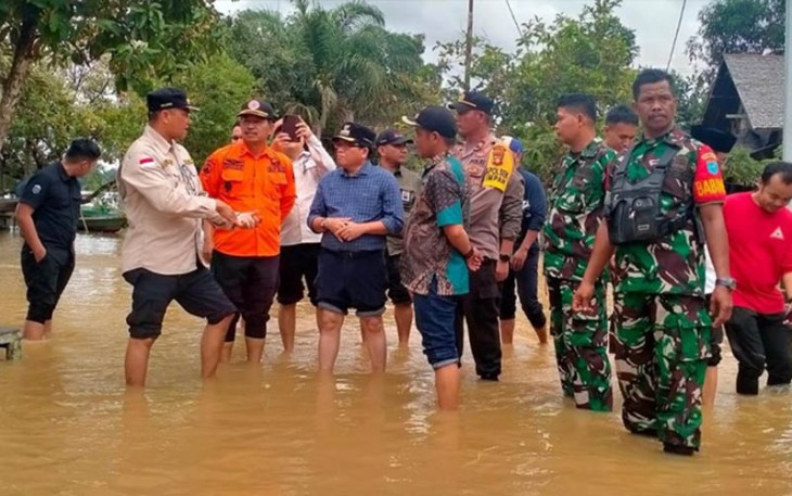 Pemerintah daerah dan aparat setempat saat meninjau kondisi banjir