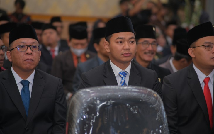 Muhamad Raihan Tsany Azurra (tengah) Saat Ikuti Prosesi Pengambilan Sumpah/Janji Jabatan Anggota DPRD Kota Blitar Periode 2024-2029