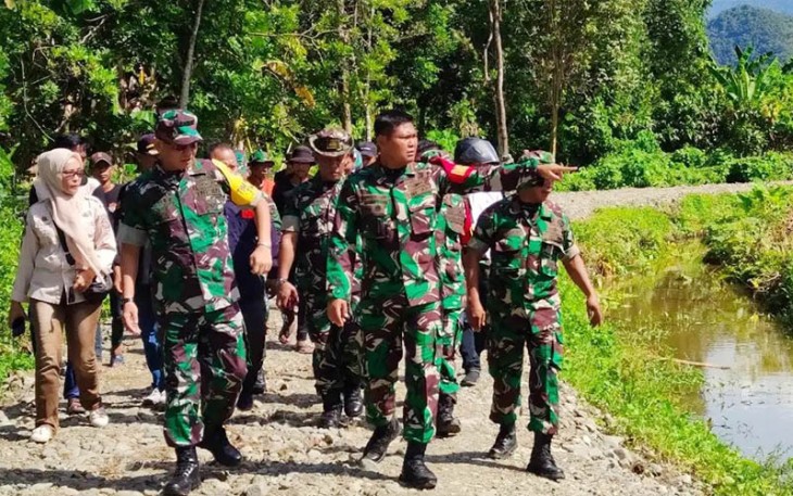 Dansatgas Letkol Arm Kabit Bintoro bersama katim wasev dan rombongannya saat meninjau lokasi sasaran TMMD.