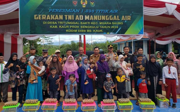 Danrem didampingi Dandim 0408/BSK saat foto bersama dengan masyarakat Desa Tri Tunggal Bakti Kec. Muara Sahung Kab. Kaur, dalam rangka peresmian penggunaan air bersih program TNI AD manunggal air tahun 2024 secara tersebar Selasa (6/2/2024).