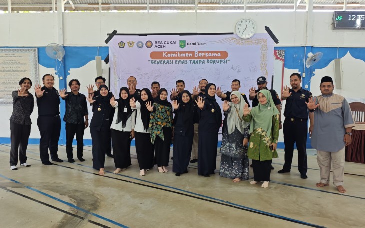 Foto bersama usai acara
