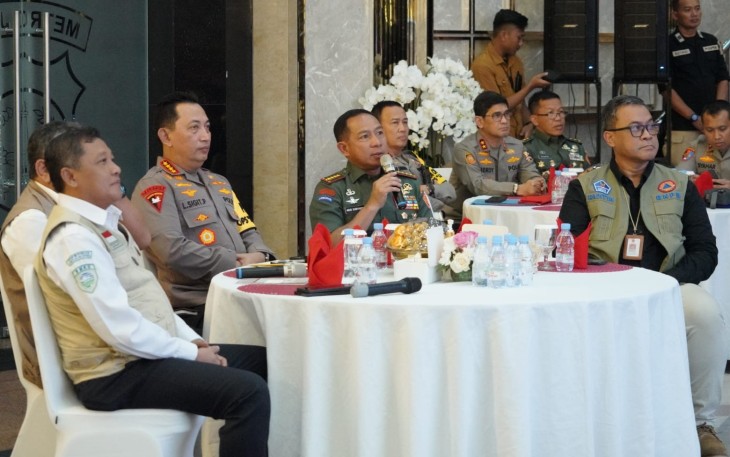 Panglima TNI Jenderal TNI Agus Subiyanto bersama Kapolri Jenderal Pol. Listyo Sigit Prabowo saat pemantauan dan pengecekan Sitkamtibmas malam pergantian Tahun Baru 2024 dilaksanakan secara tatap muka dan virtual, di Gedung Promoter Polda Metro Jaya Jl. Jenderal Sudirman 55 Kebayoran Baru, Jakarta Selatan, Minggu (31/12/2023).