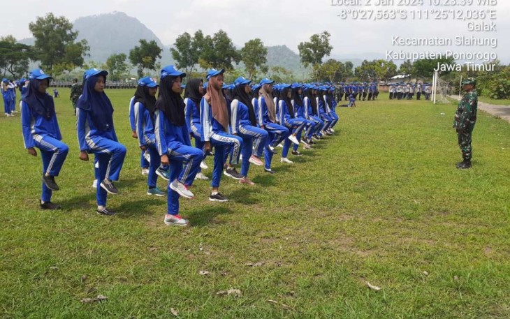 Latih siswa Peraturan Baris Berbaris 