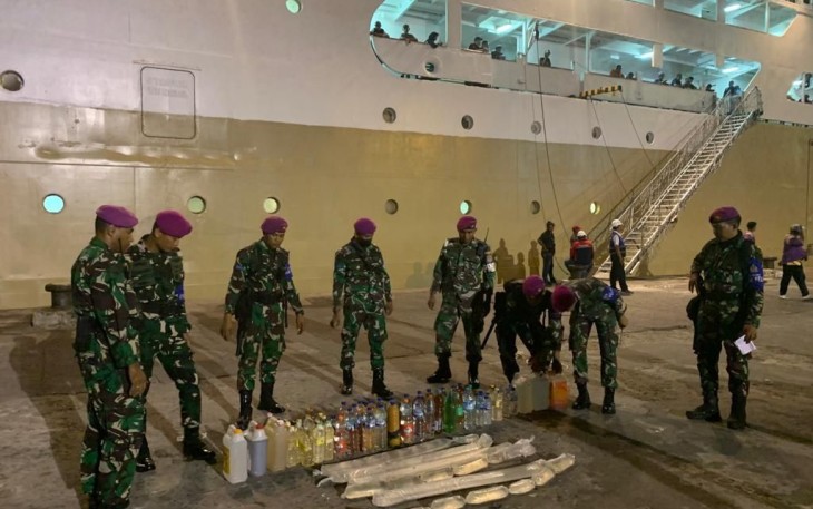 Prajurit Yonmarhanlan IX Ambon saat mengamankan miras tanpa ijin di pelabuhan Ambon