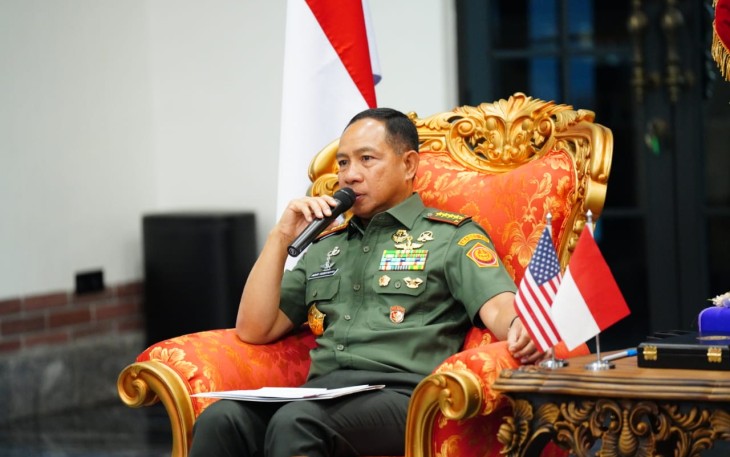 Panglima TNI Jenderal TNI Agus Subiyanto saat video teleconference dengan Komandan Komando Indo Pasifik Amerika Admiral John C. Aquilino membahas latihan dan kerjasama militer, bertempat di Wisma Yani, Menteng Jakarta Pusat, Kamis, (4/1/2024).