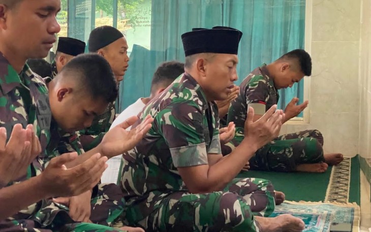 Kasmenarmed 2 Kostrad Letkol Arm Siswo Budiarto saat doa bersama keselamatan prajurit, Jum'at (5/1)