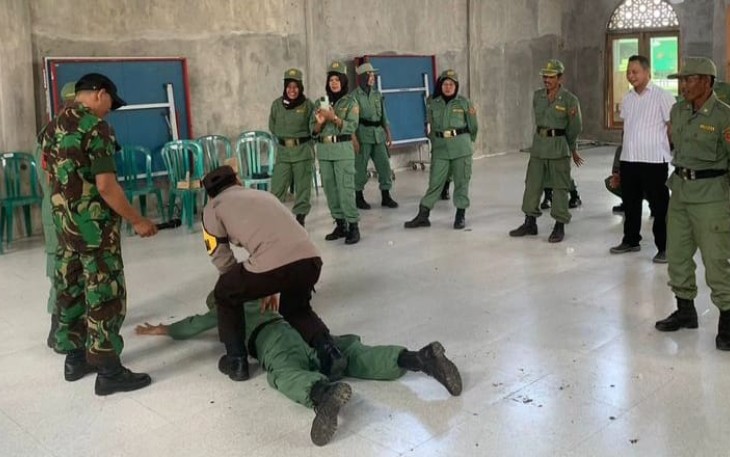 Latihan beladiri taktis anggota linmas di wilayah Koramil Arjosari, Sabtu (6/1)