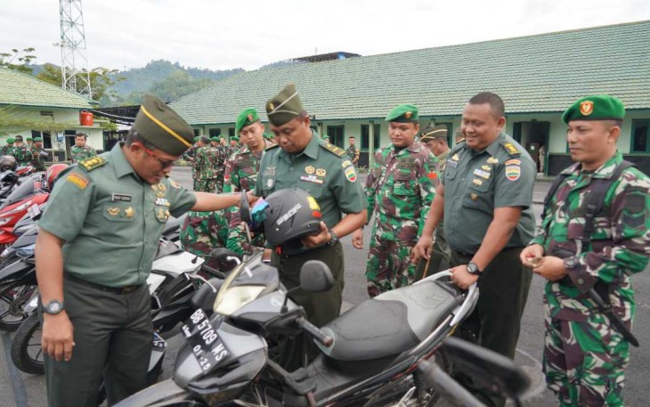 Kasiintel Korem 023/KS Letkol Inf Budy Suradi memeriksa kendaraan personel, Senin (8/1)