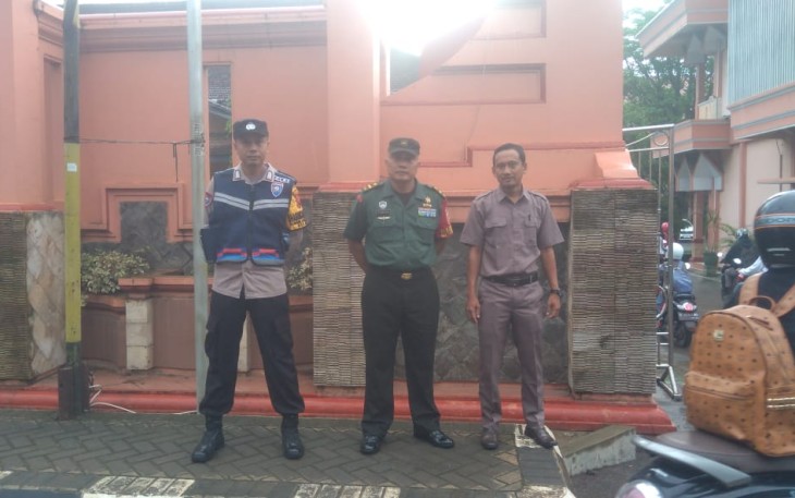 Razia knalpot brong yang dilakukan pihak sekolah dibantu Babinsa dan Bhabinkamtibmas