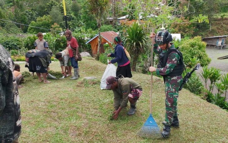 Pembersihan lingkungan jelang hari Pentahbisan 