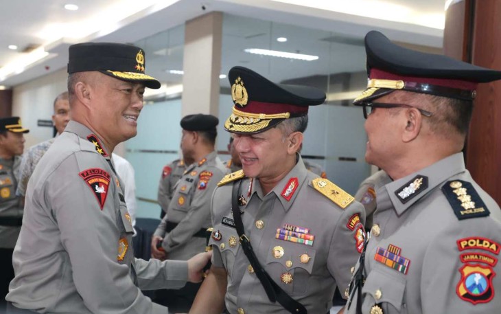Kapolda Jatim Irjen Pol Imam Sugianto memberikan ucapan selamat usai pelantikan, Rabu (10/1)