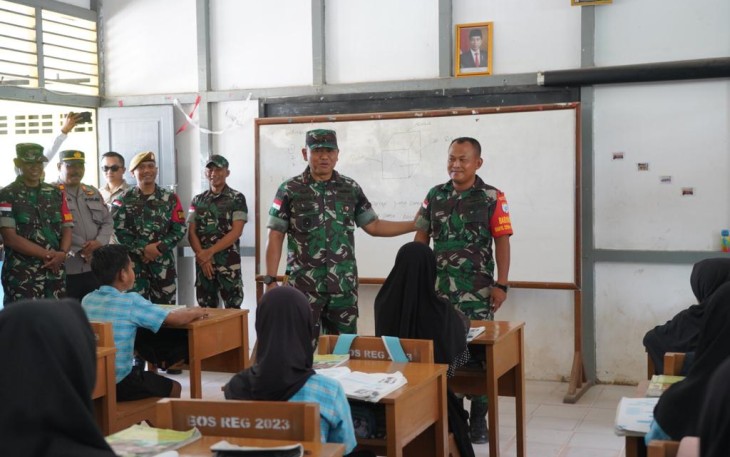 Danrem 121/Abw Brigjen TNI Luqman Arief saat mengunjungi sekolah di perbatasan 