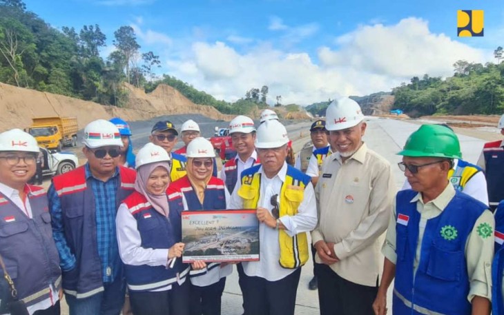 Menteri PUPR Basuki Hadimuljono saat meninjau pembangunan ruas jalan tol Padang-Sicincin, Kamis (11/1)