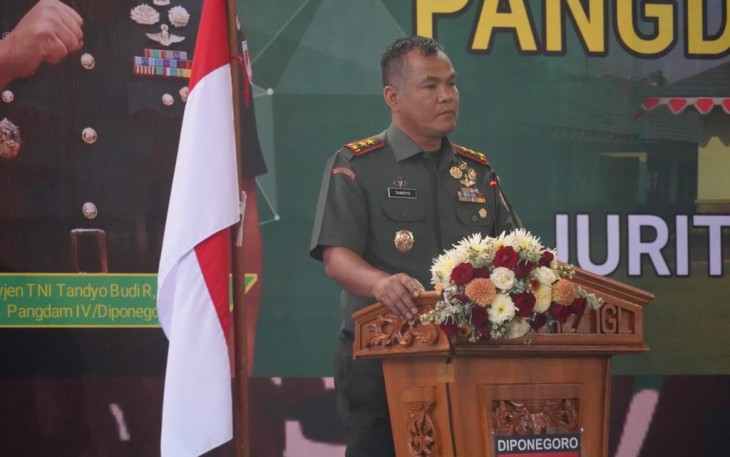Pangdam IV Diponegoro Mayjen TNI Tandyo Budi Revita saat memberikan pengarahan di Kodim 0712/Tegal, Kamis (11/1)