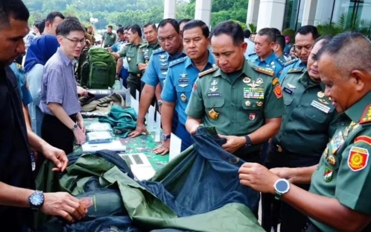 Pangkostrad Mayjen TNI Muhammad Saleh Mustafa saat mendampingi Panglima TNI Jenderal TNI Agus Subiyanto dalam pengecekan perlengkapan operasi dalam negeri 2024 di Jakarta, Kamis (11/1)