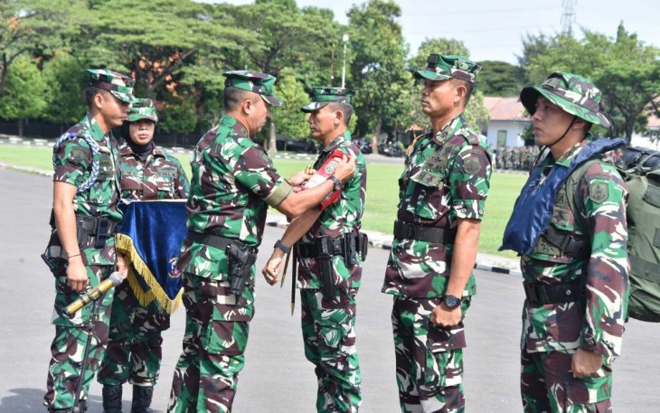 Dankodiklatal Letjen TNI (Mar) Nur Alamsyah saat melepas Lattek Pelayaran WJY 2024 di Surabaya, Jum'at (12/1)