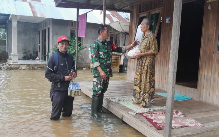TNI Bersama Masyarakat saat Bantu Distribusi Sembako Untuk Korban Banjir Kalimantan Selatan
