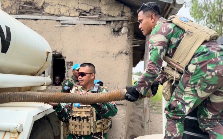 Satgas Indo RDB saat Bantu Warga yang Alami Kesulitan Air Bersih