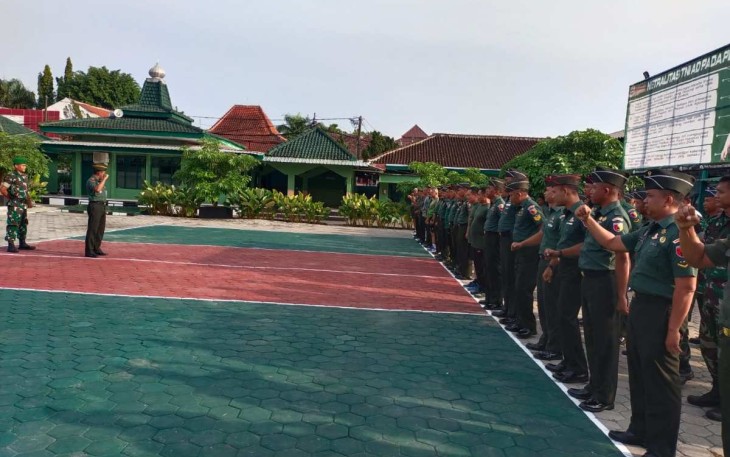 Dandim 0805/Ngawi Letkol Arm Didik Kurniawan saat memberikan jam komandan, Senin (15/1)