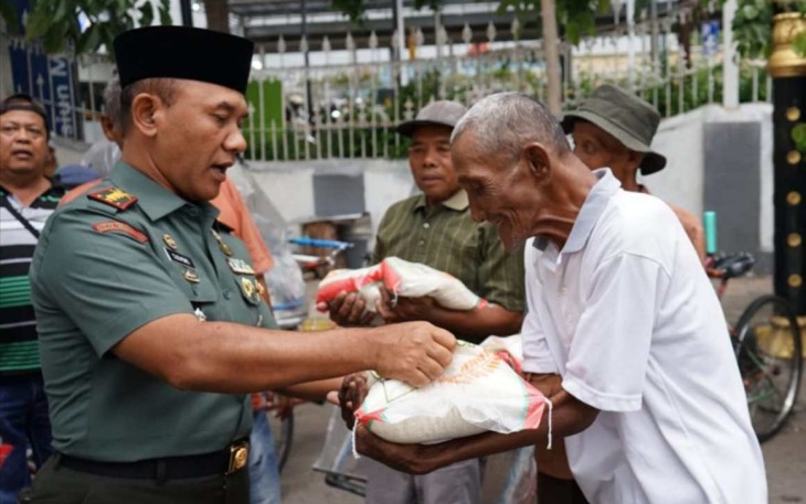 Danrem 081/DSJ Kolonel Inf H. Sugiyono memberikan bansos, Senin (15/1)