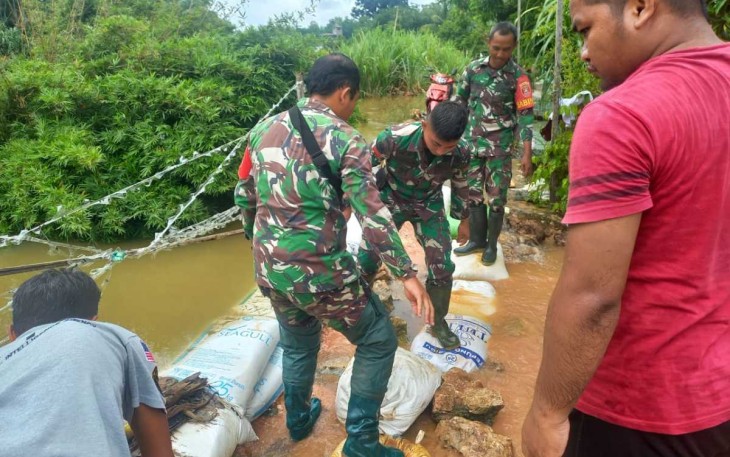 Pembuatan tanggul darurat atasi luapan air sungai di wilayah desa binaan, Selasa (16/1)