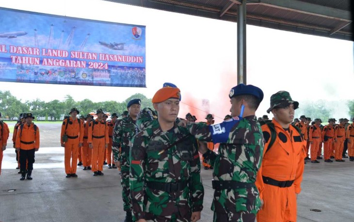Danlanud Sultan Hasanuddin Marsma TNI Bonang Bayuaji G, saat membuka latihan survival dasar, Kamis (18/1)