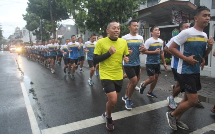Kasmenarmed 2 Kostrad Letkol Arm Siswo Budiarto saat pimpin lari bersama prajuritnya, Kamis (18/1)
