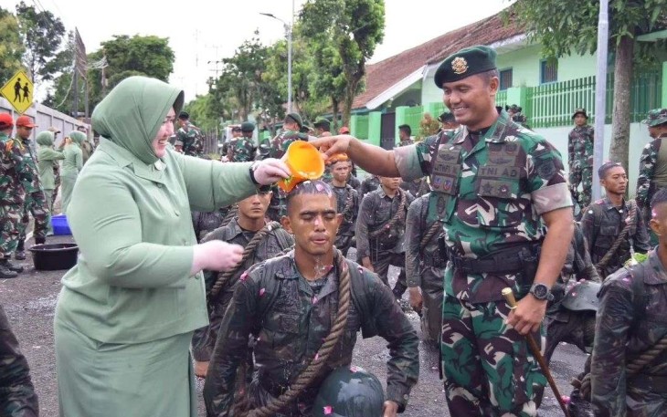 Danyonarhanud 2 Kostrad Letkol Arh Luthfi Novriadi saat tradisi penyiraman air kembang untuk warga baru Alap-alap, Kamis (18/1)