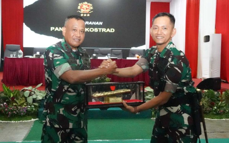 Pangkostrad Mayjen TNI Muhammad Saleh Mustafa menerima cenderamata, Jum'at (19/1)
