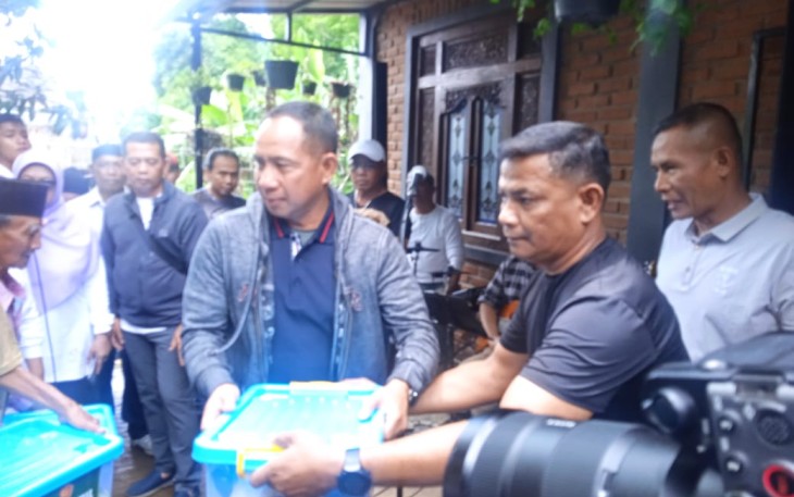 Panglima TNI saat Bagikan Paket Sembako Untuk Pesantren dan Masyarakat