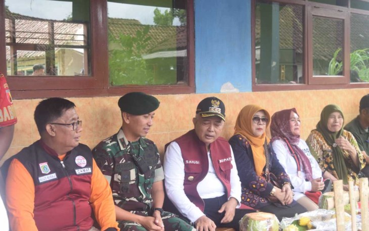 Danyonarmed 1 Kostrad Mayor Arm Ihalauw Garry Herlambang saat berbincang dengan Bupati Malang Drs H Sanusi disela penyerahan bansos masyarakat dusun Pusung Desa Wonorejo Kecamatan Singosari Kabupaten Malang, Selasa (23/1)